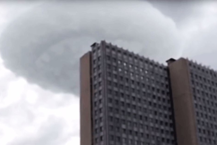Schnell zieht sie über den Wolkenkratzer.