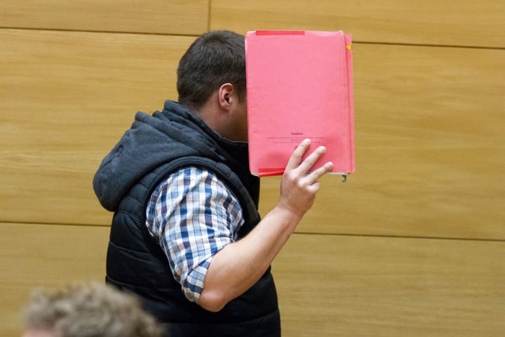 Der Angeklagte Dennis R. geht am 28.02.2017 im Gerichtssaal in Bielefeld zu seinem Platz.