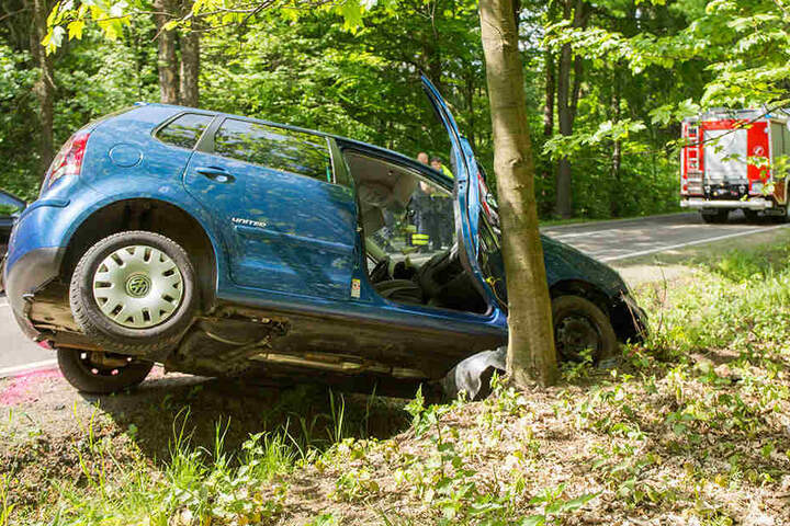 Der VW wurde durch den Aufprall in den Straßengraben und gegen einen Baum geschleudert.