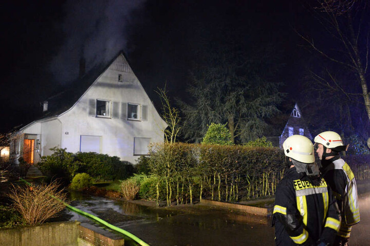 Mehr als 60 Feuerwehrleute kämpften gegen die Flammen.