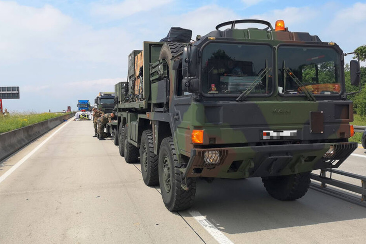 Auch die Soldaten eines zweiten Fahrzeugs hatten versucht, dem Fahrer zu helfen.
