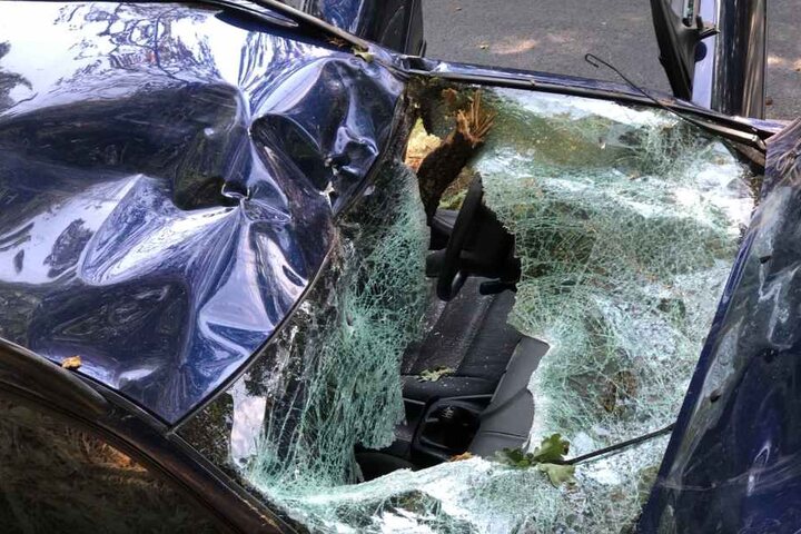 Das Auto wurde komplett zerstört.