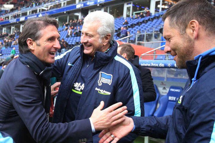 Bruno Labbadia begrüßt Nello di Martino und Pal Dardai.