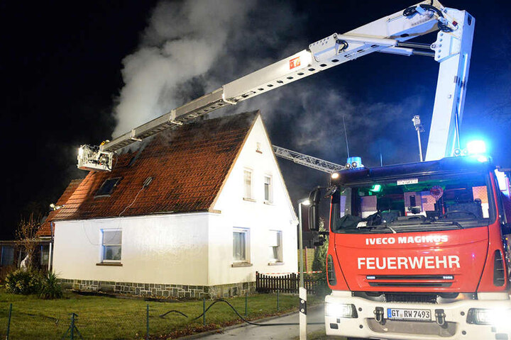 Mit einem Hubleiterwagen gelangten die Löschkräfte zur Feuerstelle.