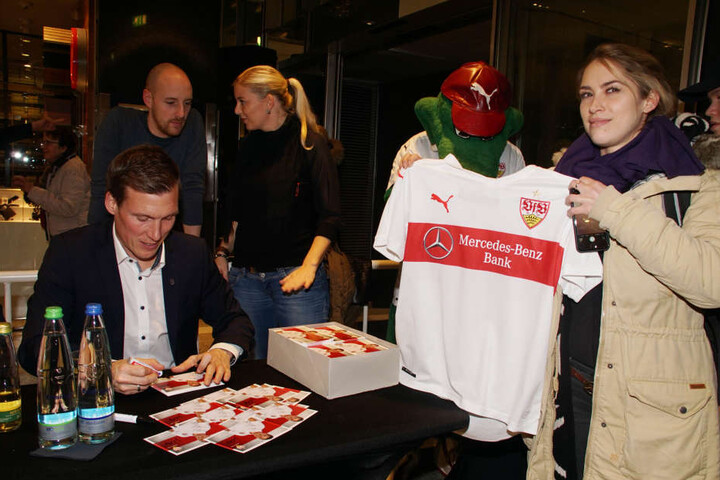 Hannes Wolf auf seiner letzten Autogrammstunde des VfB Stuttgart am letzten Mittwoch.