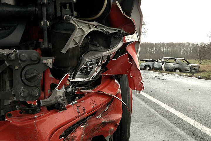 Auch der Lkw wurde ordentlich in Mitleidenschaft gezogen.