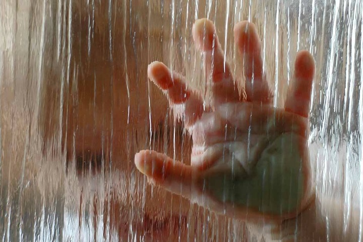Mit Kinderhänden lassen sich ganz einfach blickdichte Fenster herstellen.