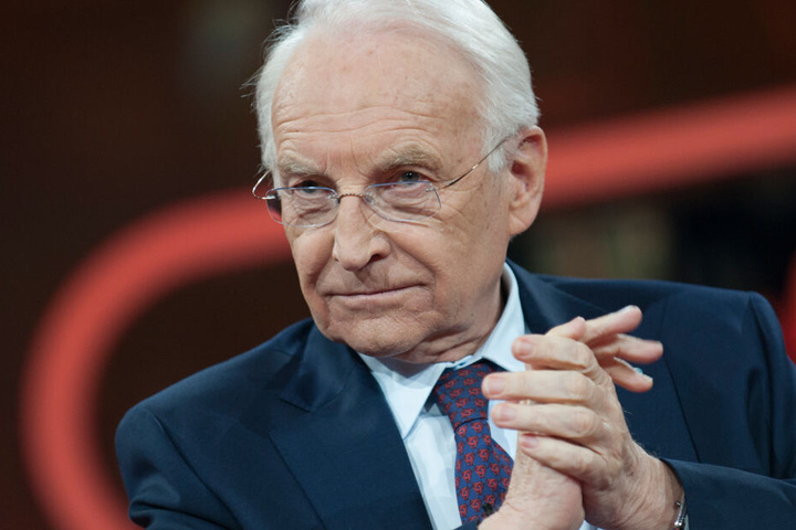 Edmund Stoiber hat sich über einen möglichen Bayern-Abschied von Uli Hoeneß geäußert.