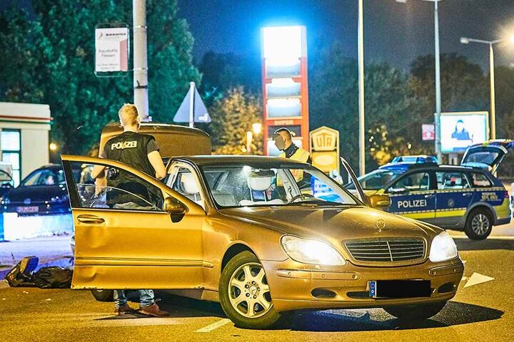 Auf der Höhe einer Tankstelle wurde der Mercedes angehalten.