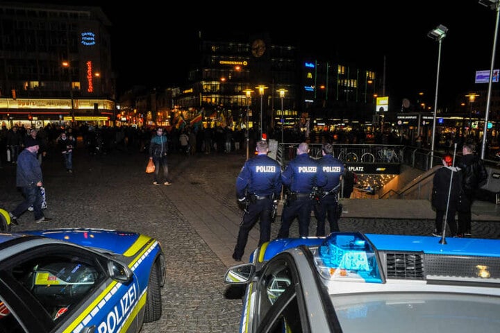 Die Polizei hatte befürchtet, dass die teilweise vermummte Gruppe auch zum Jahnplatz kommt.