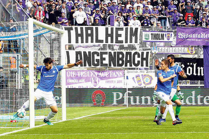 Klares Tor und doch keins! Deutlich hinter der Linie schlägt der Darmstädter Roman Brégerie den Ball von Calogero Rizzuto (nicht im Bild) weg.