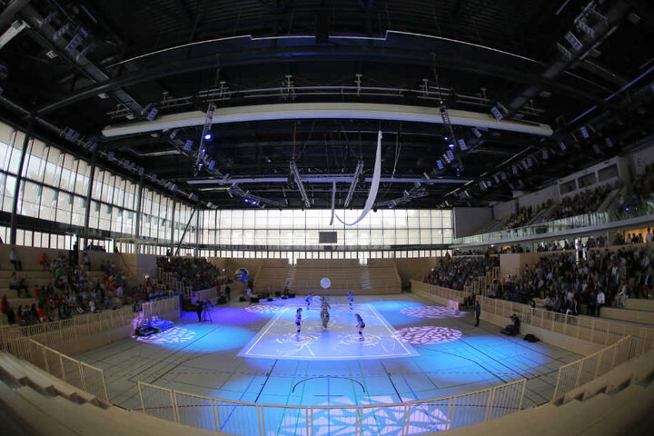 Als Vorbild könnte die Großsporthalle in Wiesbaden dienen. Diese öffnete 2014 und kostete mehr als 51 Millionen Euro. Die Bauzeit betrug rund 20 Monate.