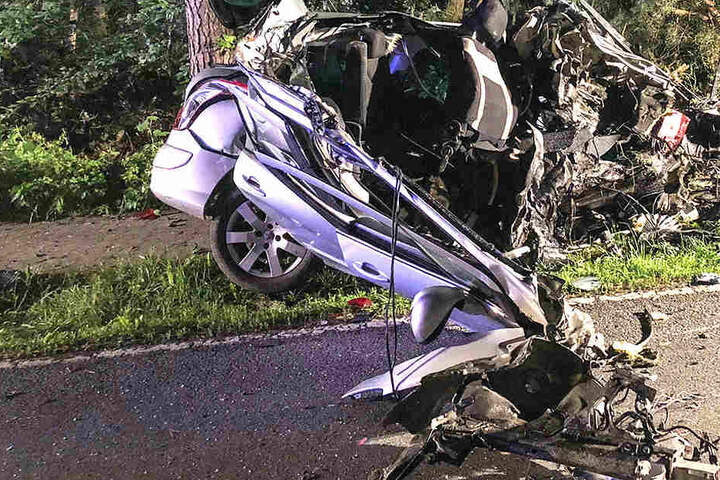 Der Peugeot 308 wurde bis zur Unkenntlichkeit zerstört.