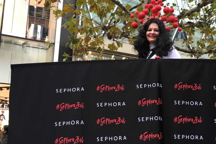 Eine Stelzen-Läuferin machte Werbung für den Hashtag #SephoraZeil.