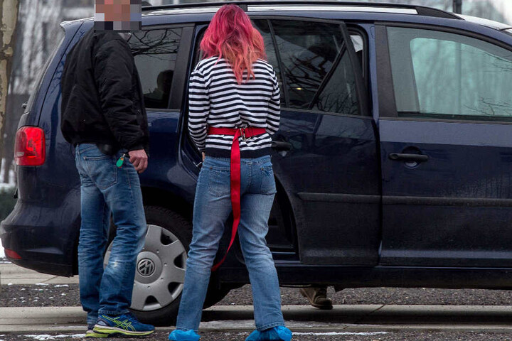 Eine der beiden Frauen wird nach dem Haftrichtertermin am Amtsgericht Erfurt abgeführt.