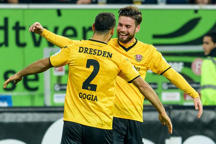 Der zweifache Torschütze Akaki Gogia freut sich mit Mannschaftskollege Niklas Kreuzer.