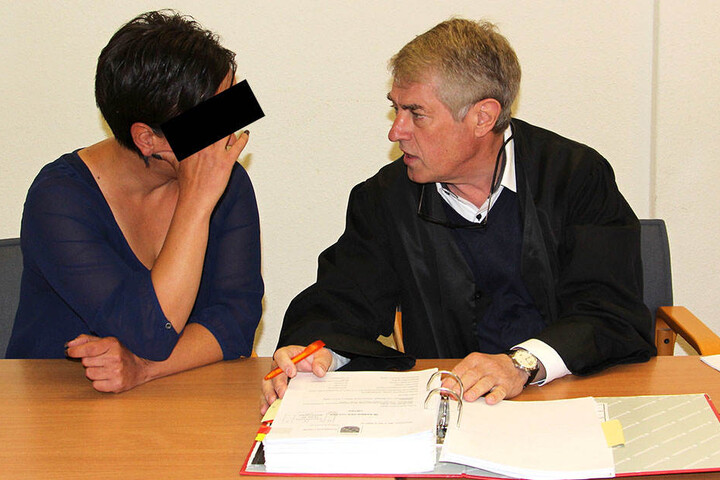 Ihre Lügen brachten zwei Männern den Tod: Silva M. (38), hier mit ihrem Anwalt Stephan Bonell, steht wegen Betruges vor Gericht. Für den Mord an Rocco J. (52) kann sie hingegen nicht zur Verantwortung gezogen werden