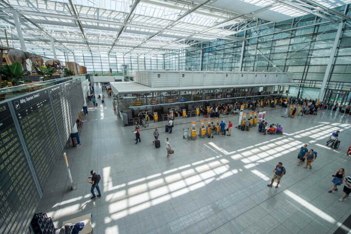 Bei der Sicherheitskontrolle am Flughafen München bemerkten die Beamten den verbotenen Gegenstand. (Symbolbild)
