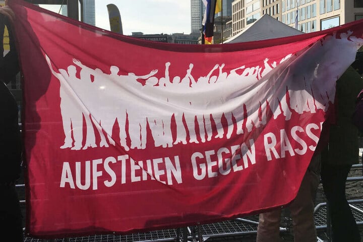 Mit Transparenten versuchten die Gegendemonstranten, die "Pax Europa"-Aktivisten zu verhüllen.