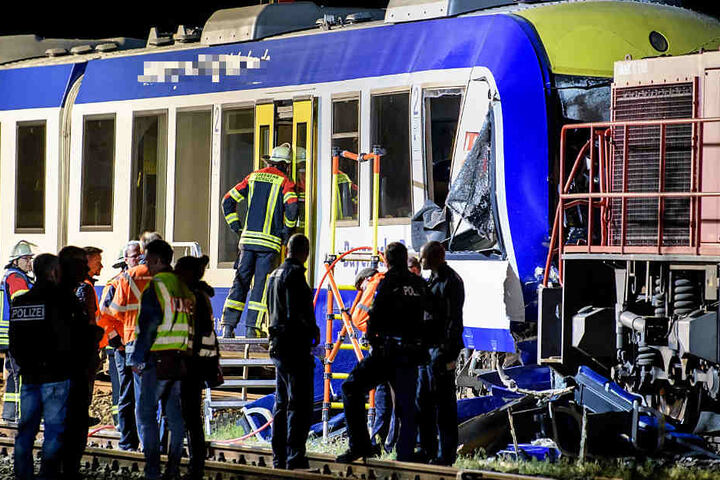 Das Foto zeigt den Personenzug und rechts die Lok des Güterzuges.