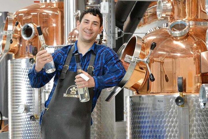 "Feuerwasser" aus Sachsen: Martin Wagner (35) vor seiner neuen Whisky-Brennanlage. Noch sind die Kessel vom Zoll verplombt, aber schon bald geht's los.
