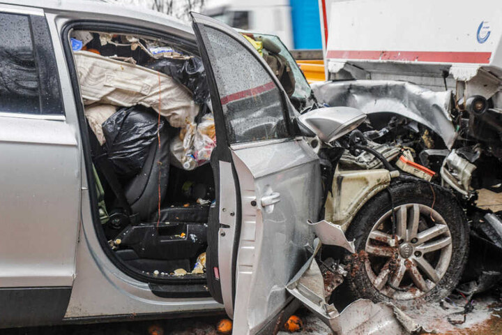 Der Audi-Fahrer übersah das Stauende und krachte ungebremst in einen Lkw.