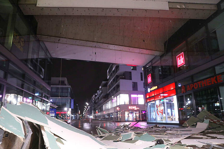 Am Hauptbahnhof wurden Teile einer Zwischendecke / Wandverkleidung durch die Luft gewirbelt.