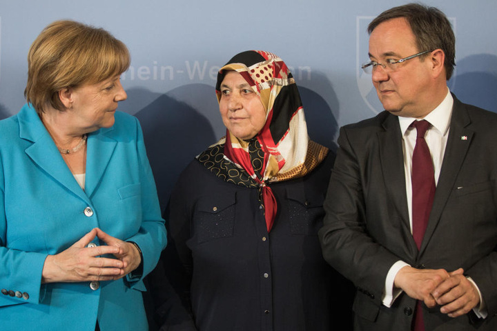 Mevlüde Genc, Mutter, Großmutter und Tante der Opfer, steht zwischen Armin Laschet (CDU), Ministerpräsident von Nordrhein-Westfalen, und Bundeskanzlerin Angela Merkel (CDU)