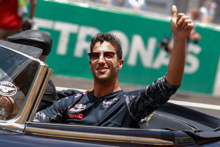 Ricciardo freut sich über den Sieg.