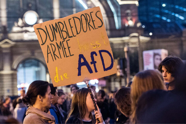 Die Protestierenden hatten sich vor dem Frankfurter Hauptbahnhof versammelt.