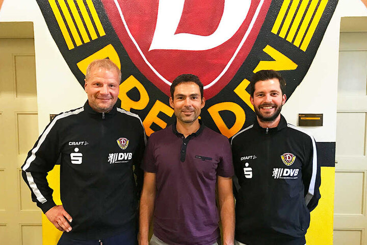 Dynamos Nachwuchsleiter Jan Seifert (l.) und Christian Knoll (r./Nachwuchsleiter Organisation und Administration) präsentierten in der vergangenen Woche Oliver Heine als neuen Trainer der Bundesliga-"U17".