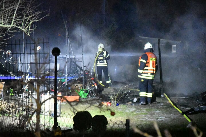 Einsatzkräfte der Feuerwehr im Einsatz.