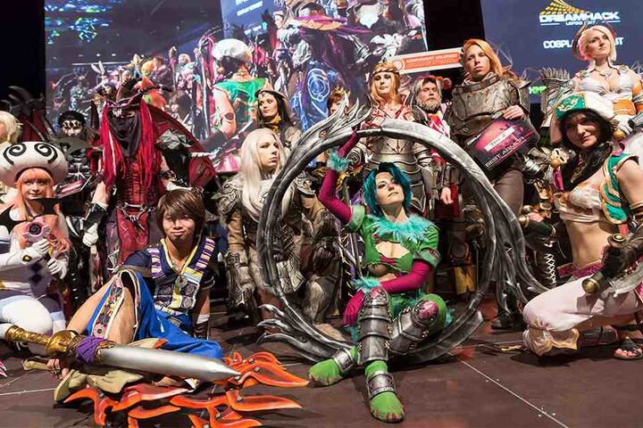 Dreißig wie ihre Helden originalgetreu kostümierte Cosplayer treten beim Contest der Leipziger Spielmesse "DreamHack" an.