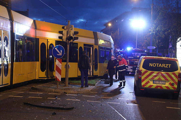 Die Straßenbahn entgleiste, es kommt zu Staus.