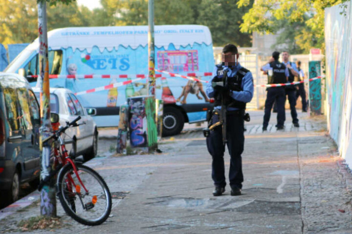 Schwerbewaffnete Polizisten am Tatort in der Neuköllner Oderstraße.