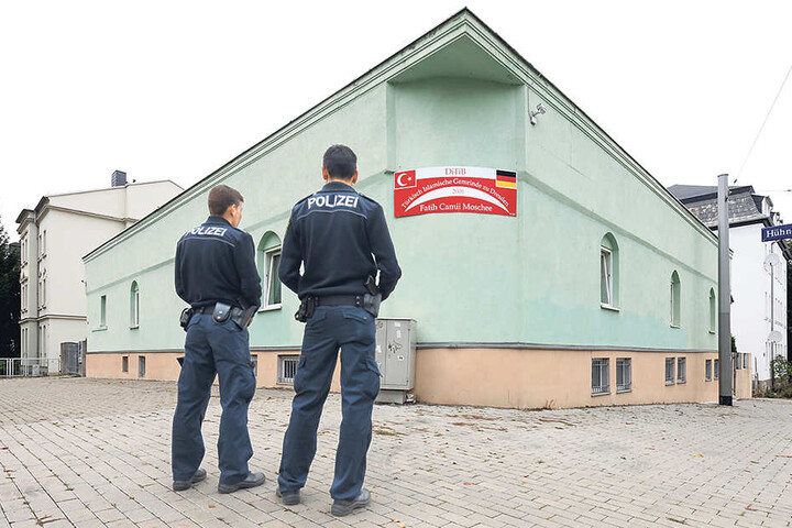 Polizisten stehen vor der Fatih-Camii-Moschee
in Dresden.
Am 27. September war hier ein
Sprengsatz detoniert.