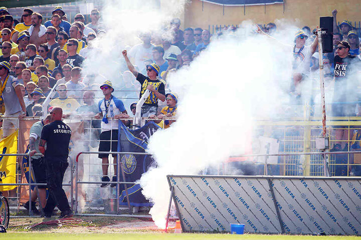 Weil Pyro in den Innenraum flog, ermittelt nun der Nordostdeutsche Fußballverband gegen den Verein.