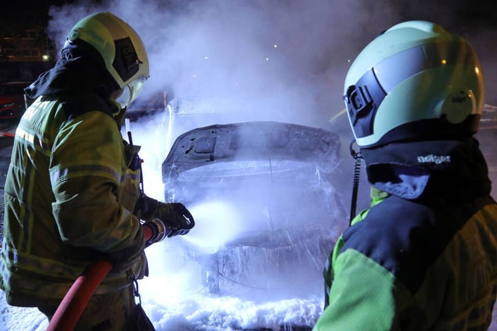 Feuerwehrleute beim Einsatz.