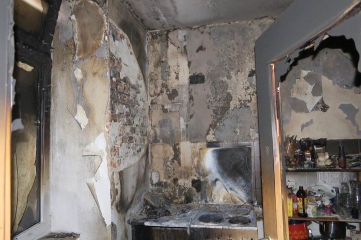 Grauenhafter Blick in die Küche. Brandursache war offenbar eine Verteilersteckdose, die sich auf dem Schrank links neben dem Herd befand.