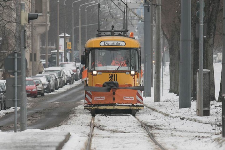 In Dresden wurde auch auf den Schienen Winterdienst gemacht.