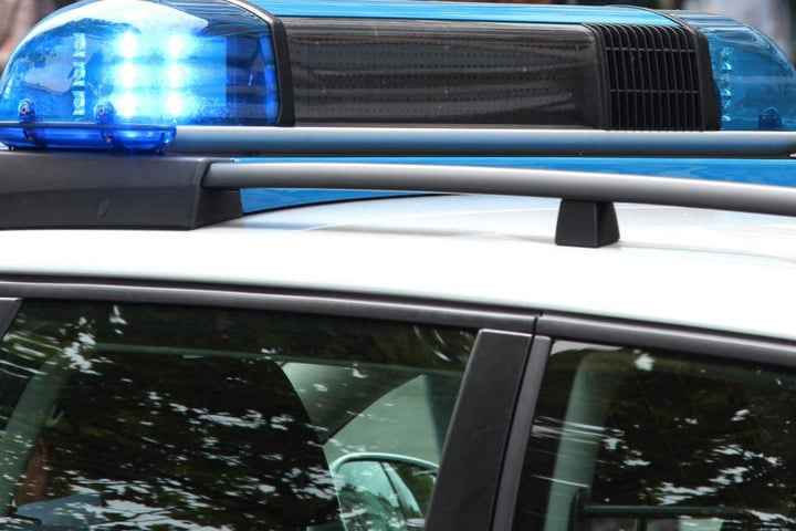 Sowohl die Polizisten als auch der betrunkene Fahrer erlitten durch die eingeschlagene Scheibe Schnitt-Verletzungen (Symbolbild).