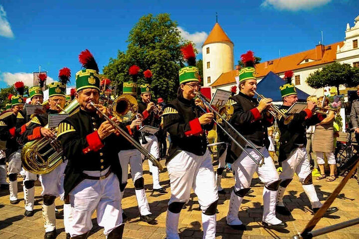 Freiberg feiert 2018 den ersten Silberfund, der vor 850 Jahren das Berggeschrey auslöste. Bergparaden gehören seitdem zur Tradition.