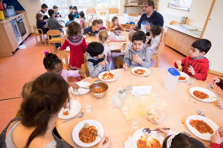 Beim Kita-Essen erstickte die Zweijährige. (Symbolbild)