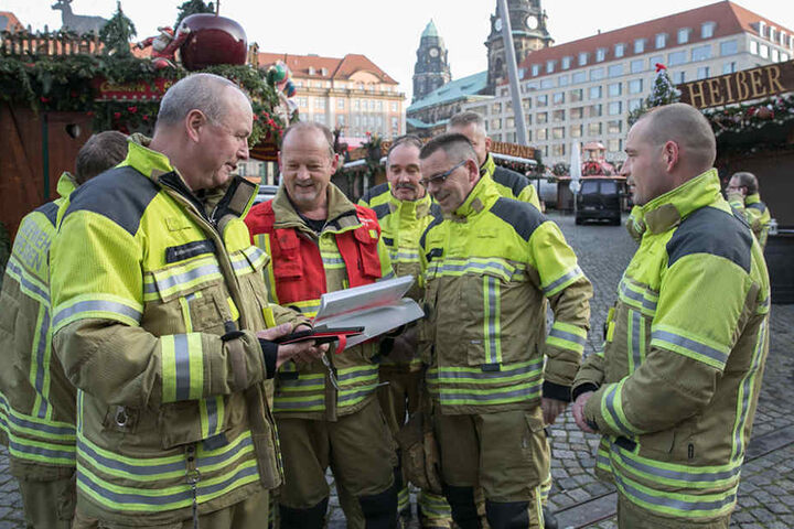 Wachabteilungsleiter Steffen Kühnemann (55) überprüfte mit seinen Kameraden
der Wache Albertstadt Anfahrtswege und die Löschwasser-Zapfstellen.