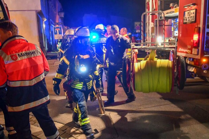 Der Ersthelfer verletzte sich beim Einschlagen der Scheibe leicht, andere Anwohner kamen nicht zu Schaden.