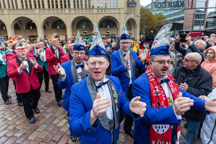 Närrisches Treiben auf dem Neumarkt: Das Chemnitzer Rathaus ist seit Sonntag völlig Jeck.