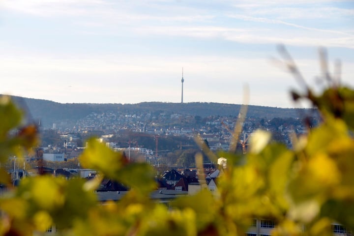 Der Fernsehturm scheint sich nochmals der Sonne entgegenzustrecken.