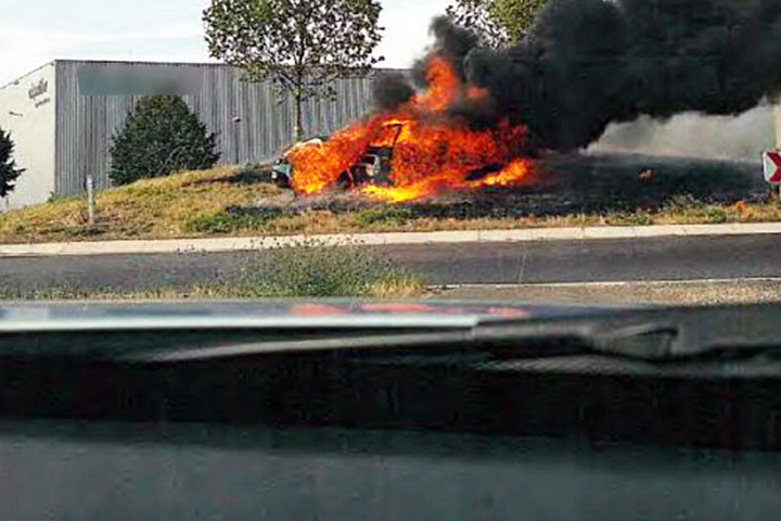 Der Fahrer konnte zuvor aussteigen und rannte noch zu Fuß vor den Beamten davon. Die nahmen ihn dann fest.