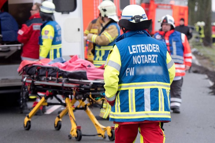 Die Töchter wurden mit einem Rettungswagen ins Krankenhaus transportiert. (Symbolbild)
