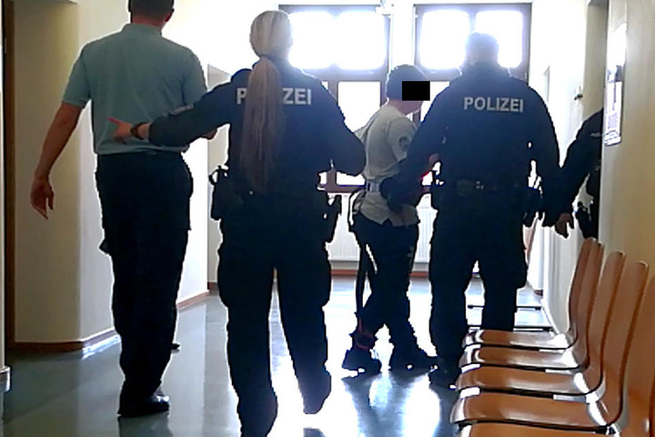 Der Schüler wurde am frühen Nachmittag dem Haftrichter vorgeführt. Er sitzt nun in Untersuchungshaft.